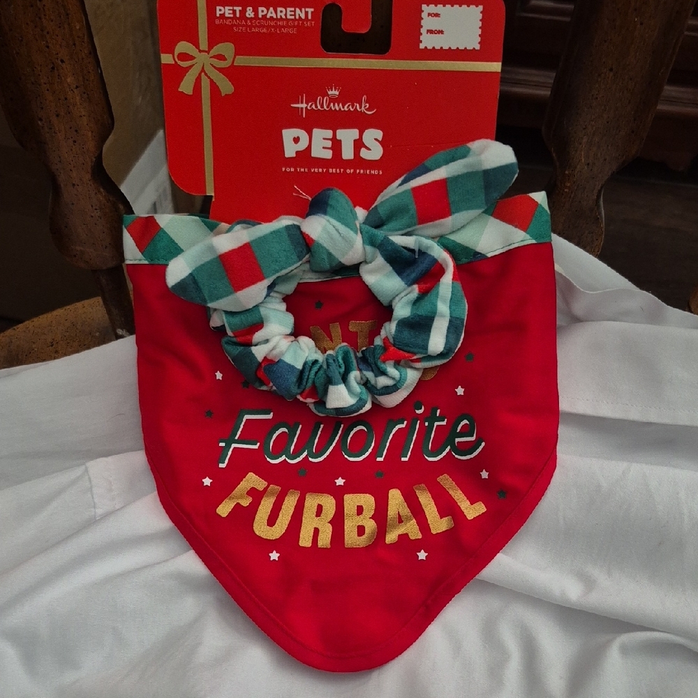 NWT Hallmark Red and Green Pet Bandana Set Size/large/ Ex Large